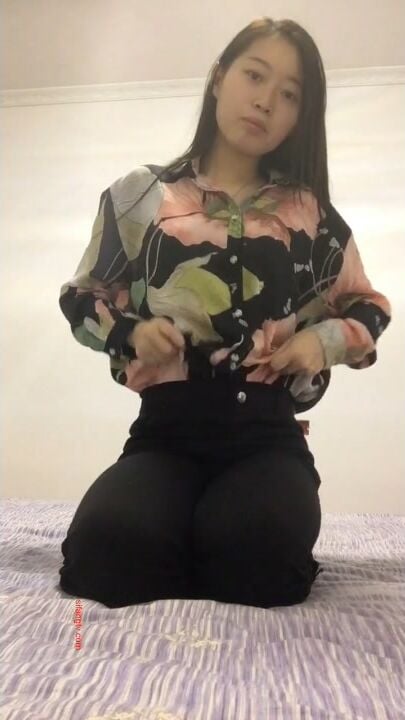 Mượn điện thoại em vợ thì thấy video này